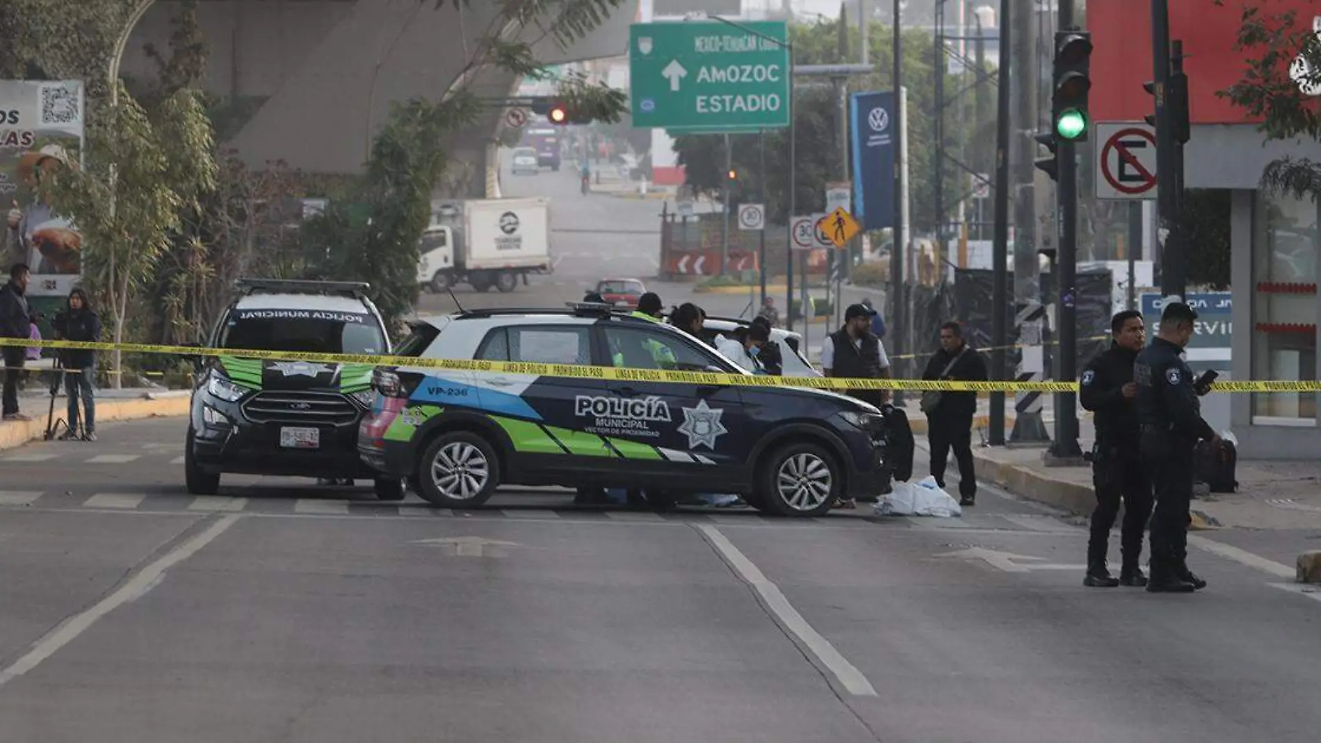 Agentes ministeriales y policías municipales de Puebla mantienen cerrada la lateral de la Calzada Ignacio Zaragoza